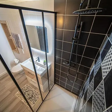 Spacious Renovated Loft - - Guillotiere *